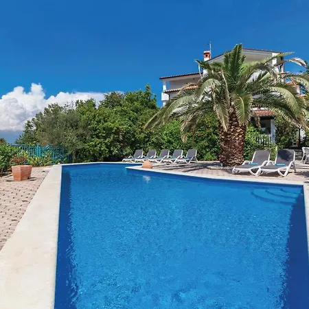 Daire In With Swimming Pool Pula