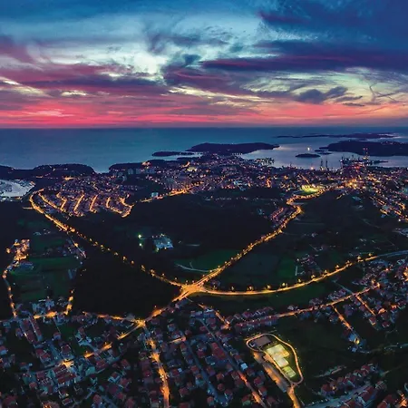 3 Bedroom Awesome In דירה פולה