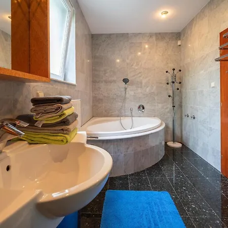 3 Bedroom Awesome In דירה