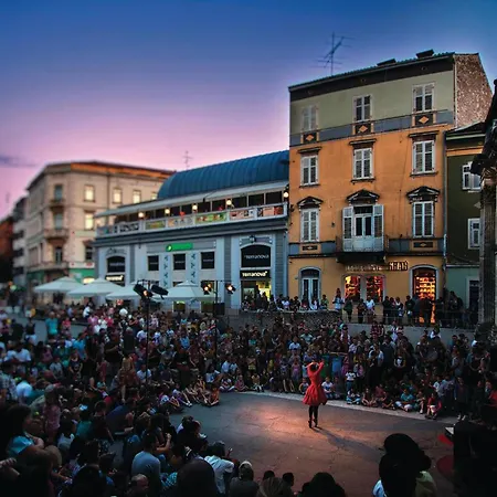 3 Bedroom Awesome In דירה פולה