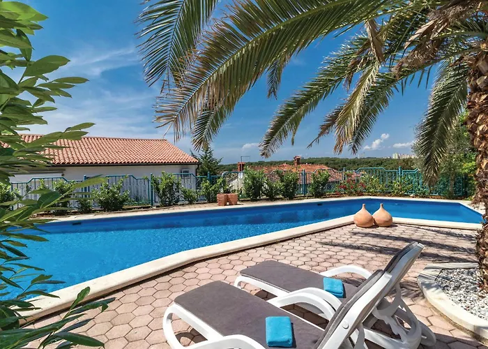3 Bedroom Awesome In Διαμέρισμα Πούλα