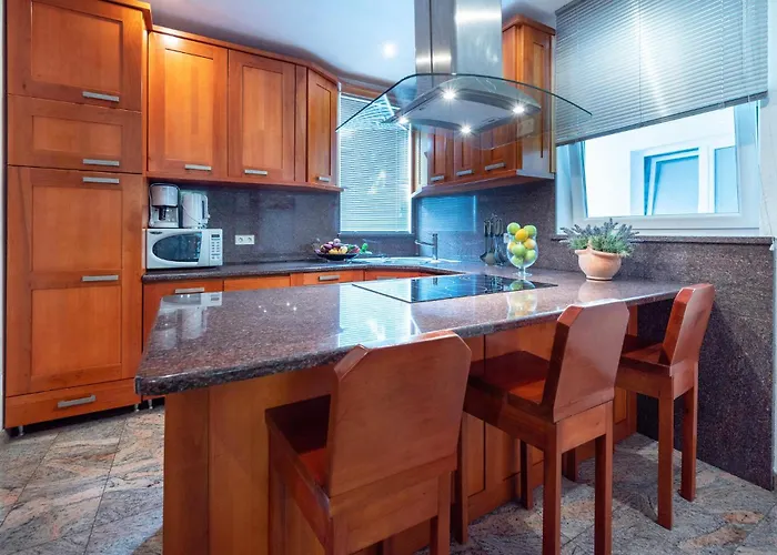 3 Bedroom Awesome In Διαμέρισμα *