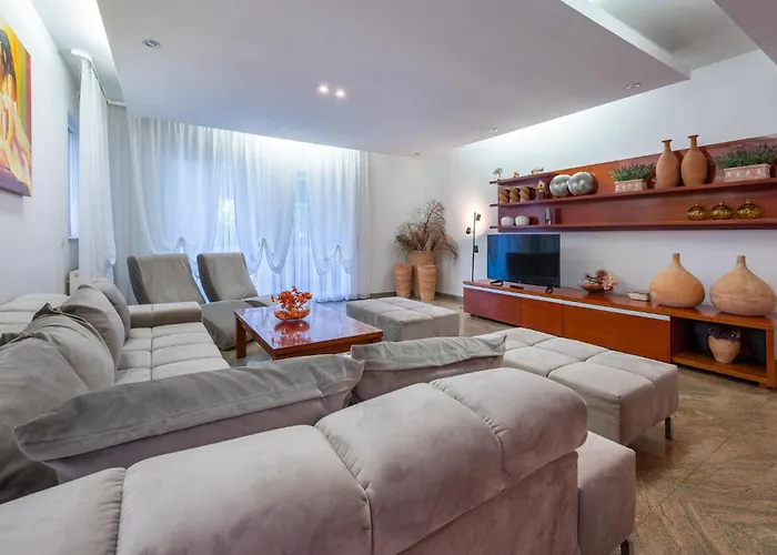 3 Bedroom Awesome In شقة