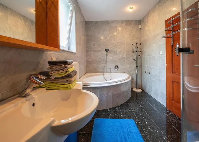 3 Bedroom Awesome In شقة