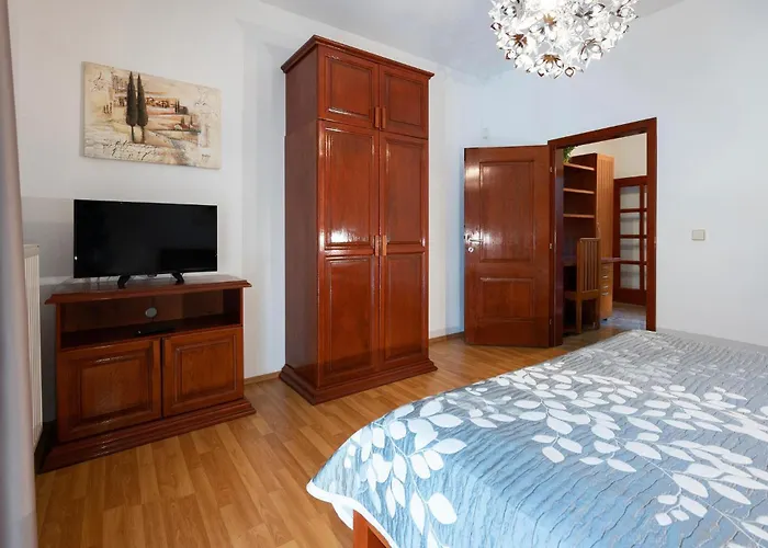 3 Bedroom Awesome In Πούλα
