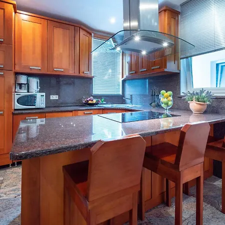 3 Bedroom Stunning Apartment In Pula Apartment *