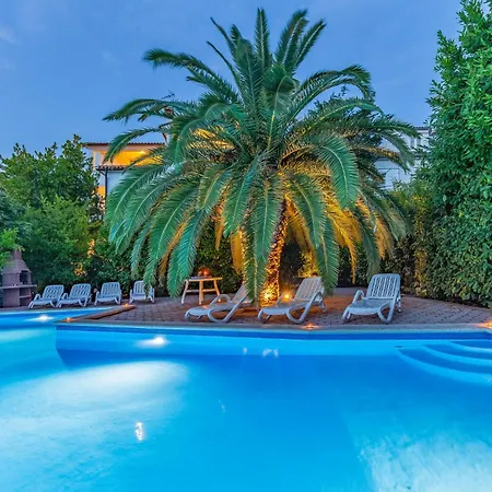 Apartment 3 Bedroom Stunning Apartment In Pula