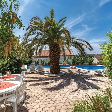 Apartment 3 Bedroom Stunning Apartment In Pula