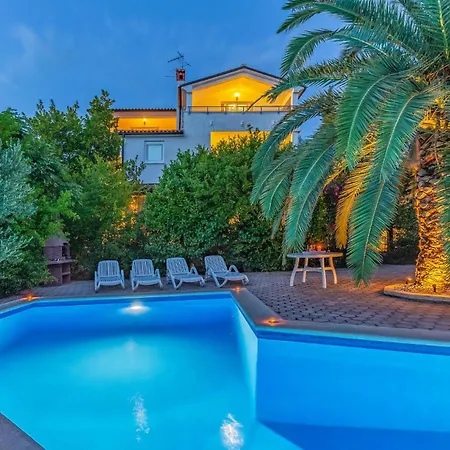 3 Bedroom Stunning Apartment In Pula Apartment *