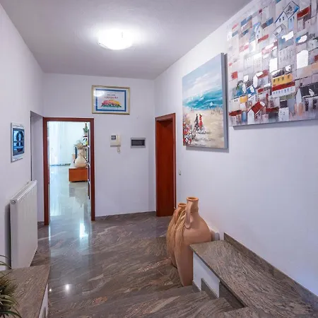 Apartment 3 Bedroom Stunning Apartment In Pula Pula