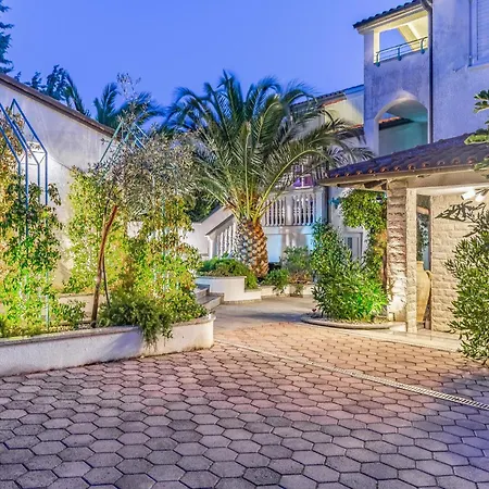 3 Bedroom Stunning Apartment In Pula *