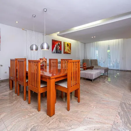 3 Bedroom Stunning Apartment In Pula *
