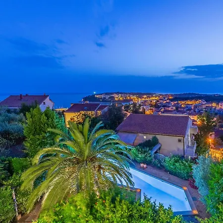 Apartment 3 Bedroom Stunning Apartment In Pula *