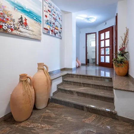 3 Bedroom Stunning Apartment In Pula *