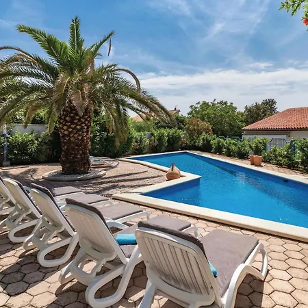 3 Bedroom Stunning Apartment In Pula Apartment *