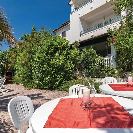 3 Bedroom Stunning Apartment In Pula *