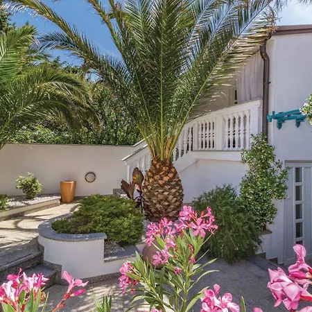 3 Bedroom Stunning Apartment In Pula Apartment