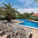 Nice Apartment In Pula With Swimming Pool Apartment *